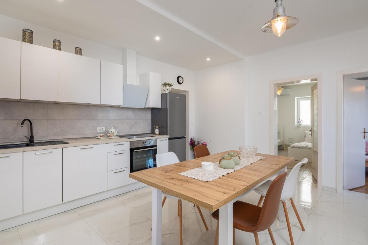 Blue Lagoon Beach Apartments Dugi Rat Exterior foto
