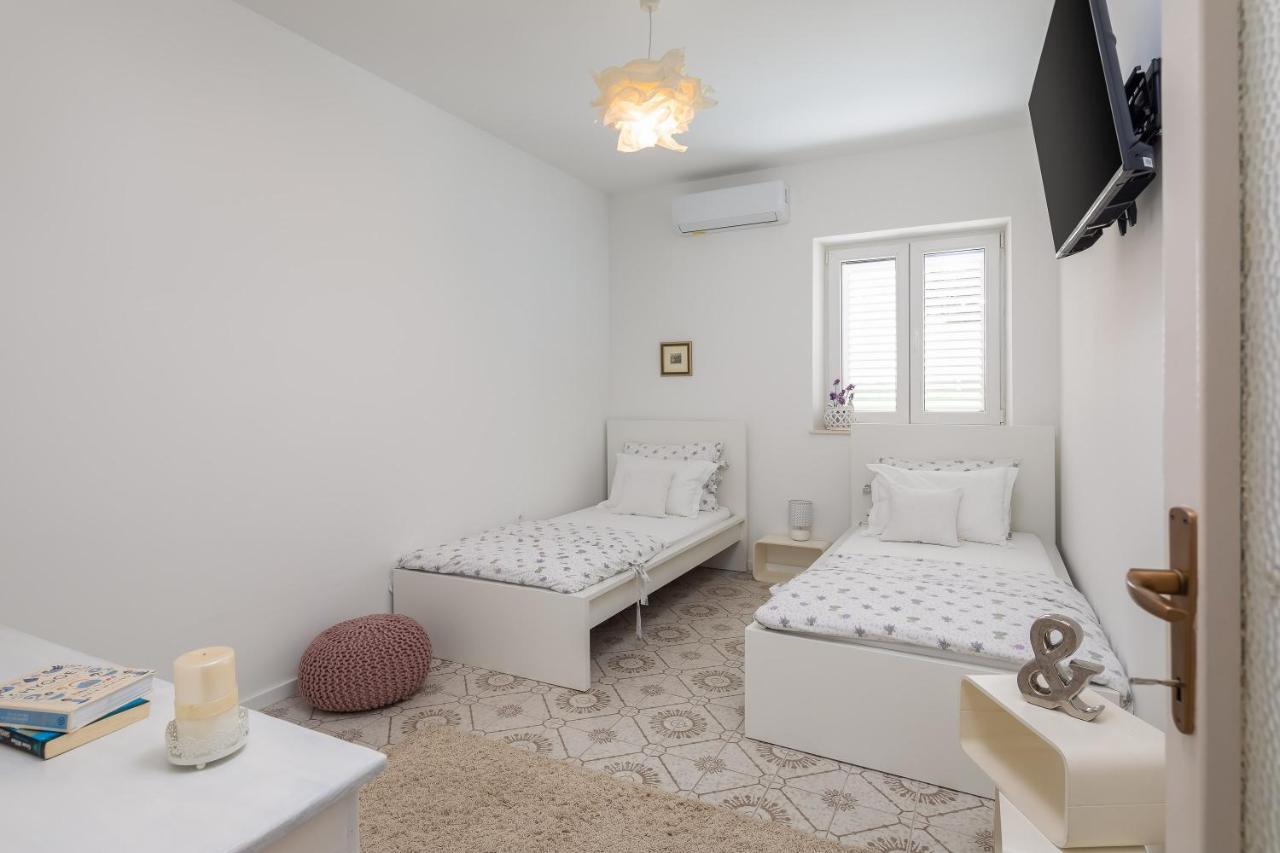Blue Lagoon Beach Apartments Dugi Rat Exterior foto